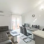 Car Apartment *